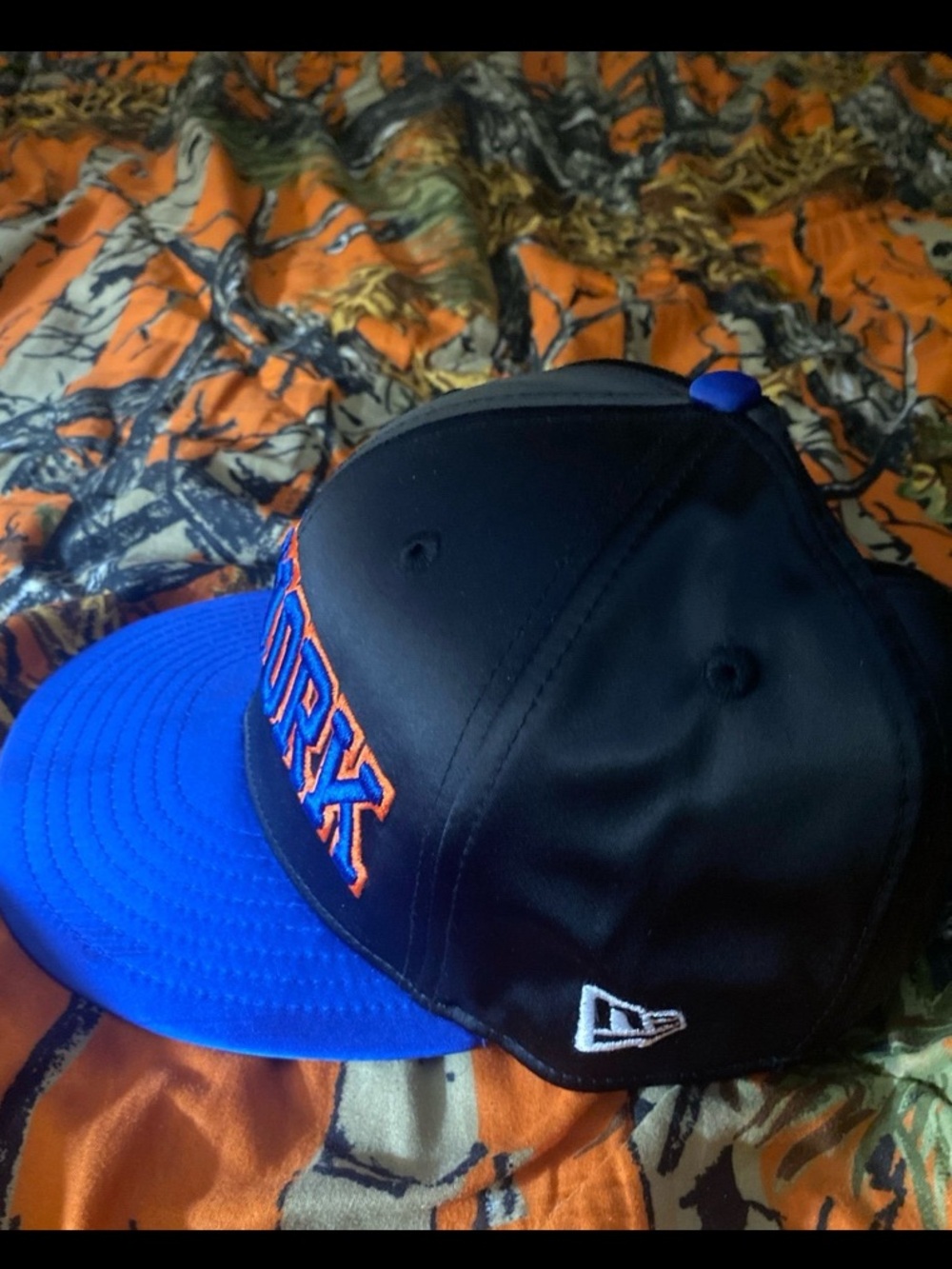 New York Knicks New Era ThrowBack Satin Fitted (size 7 3/8) - Picture 3 of 6